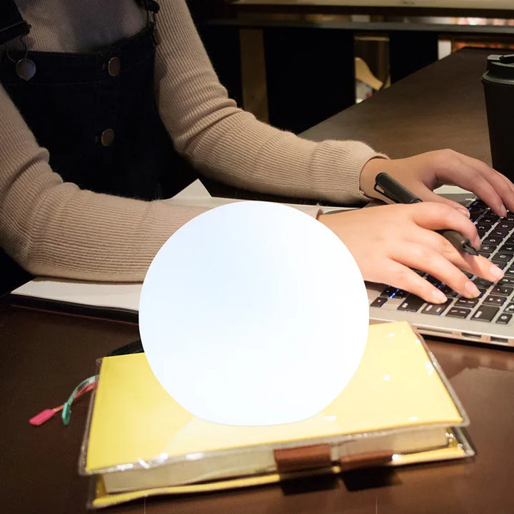 Farverig LED-bordlampe uden ledninger med fjernbetjening