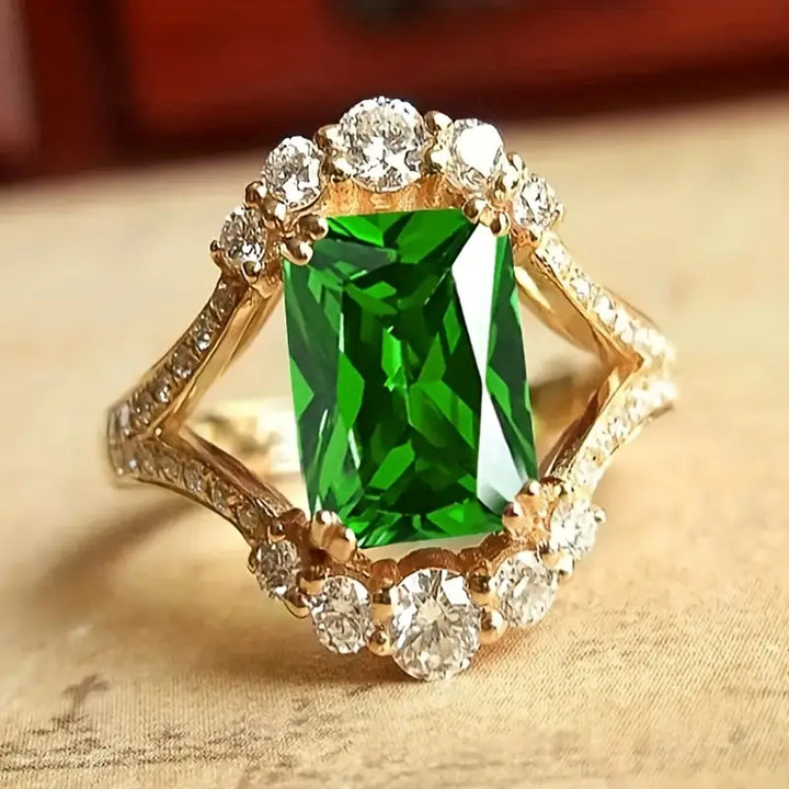 Elegant guldring med raffinerede detaljer