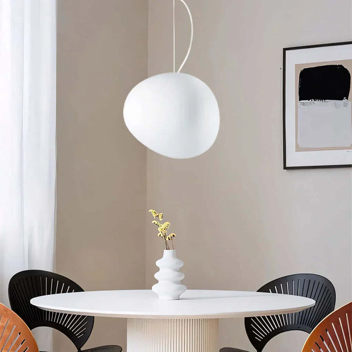 Pendellampe i hvid sten - moderne og minimalistisk