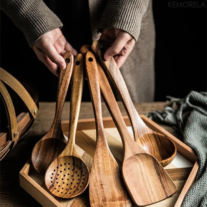https://cdn.shopify.com/s/files/1/0575/0731/5784/files/elegant-7-delt-kokkenredskabssaet-i-moderne-design-med-ergonomiske-handtag-perfekt-til-enhver-kokkeni-2.jpg?v=1748725491