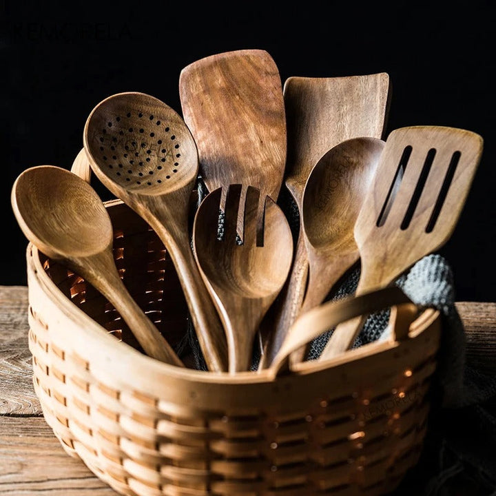 https://cdn.shopify.com/s/files/1/0575/0731/5784/files/elegant-7-delt-kokkenredskabssaet-i-moderne-design-med-ergonomiske-handtag-perfekt-til-enhver-kokkeni-3.jpg?v=1748725493