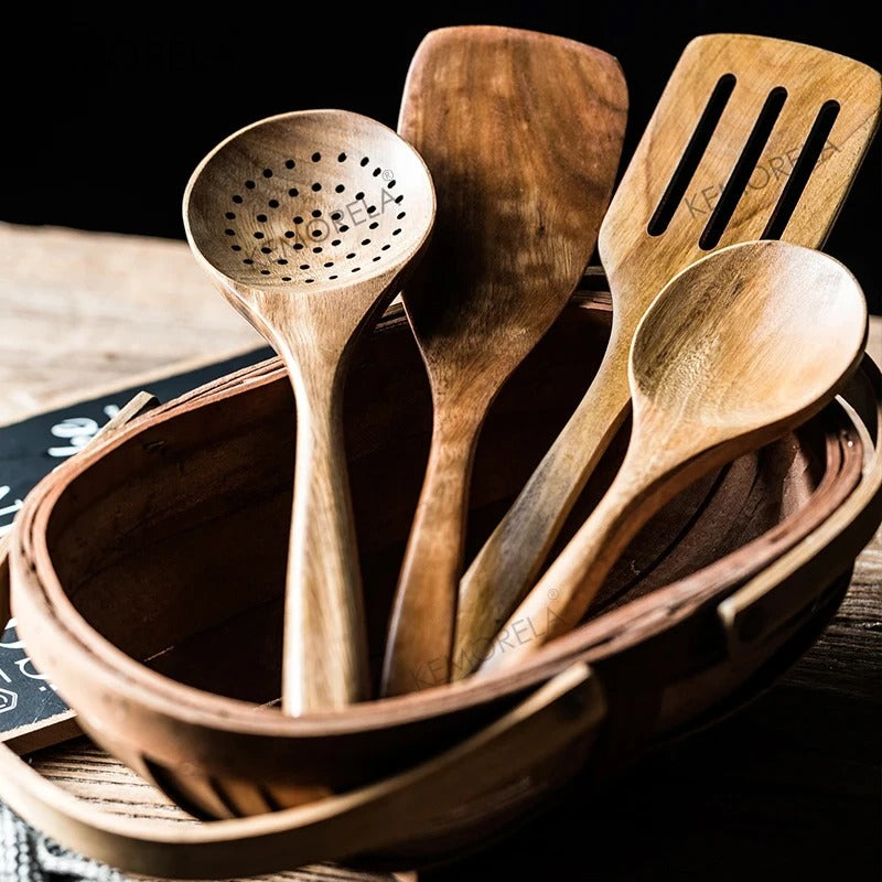 https://cdn.shopify.com/s/files/1/0575/0731/5784/files/elegant-7-delt-kokkenredskabssaet-i-moderne-design-med-ergonomiske-handtag-perfekt-til-enhver-kokkeni-4.jpg?v=1748725494