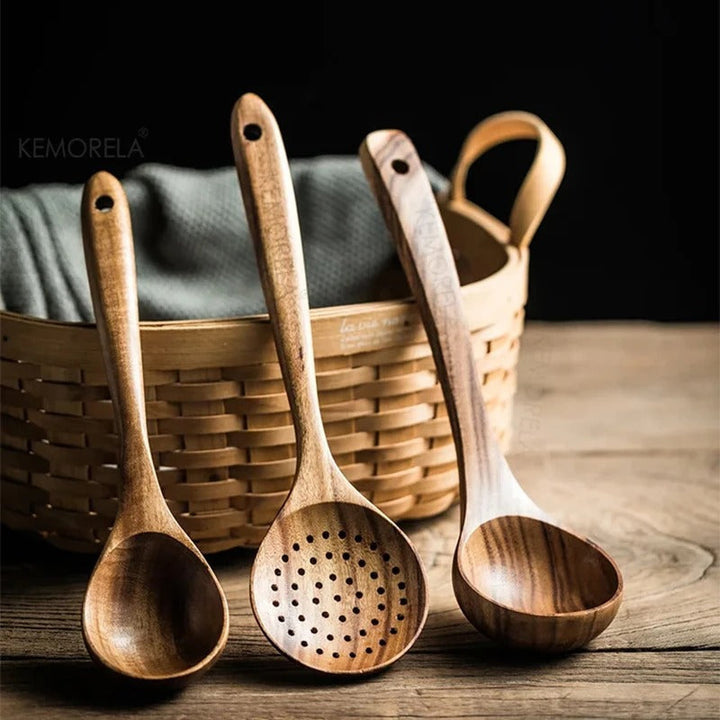 https://cdn.shopify.com/s/files/1/0575/0731/5784/files/elegant-7-delt-kokkenredskabssaet-i-moderne-design-med-ergonomiske-handtag-perfekt-til-enhver-kokkeni-5.jpg?v=1748725496
