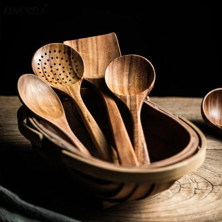 https://cdn.shopify.com/s/files/1/0575/0731/5784/files/elegant-7-delt-kokkenredskabssaet-i-moderne-design-med-ergonomiske-handtag-perfekt-til-enhver-kokkeni-7.jpg?v=1748725500