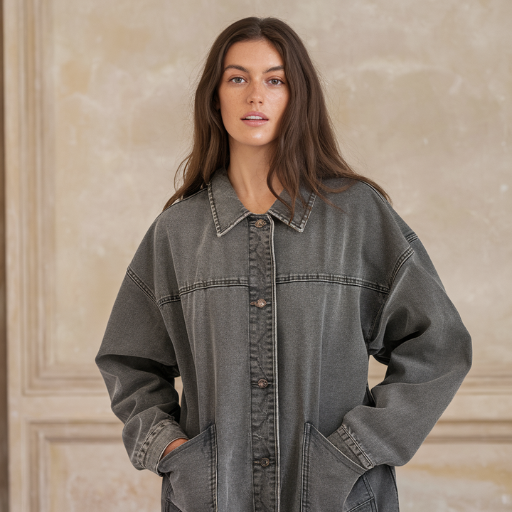 https://cdn.shopify.com/s/files/1/0575/0731/5784/files/elegant-amelie-denimjakke-til-kvinder-let-og-stilfuld-bla-nuance-lukket-syn-alsidig-til-sommermode-w-2.png?v=1748712584