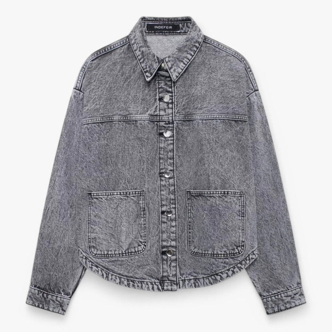 https://cdn.shopify.com/s/files/1/0575/0731/5784/files/elegant-amelie-denimjakke-til-kvinder-let-og-stilfuld-bla-nuance-lukket-syn-alsidig-til-sommermode-w-3.jpg?v=1748712586