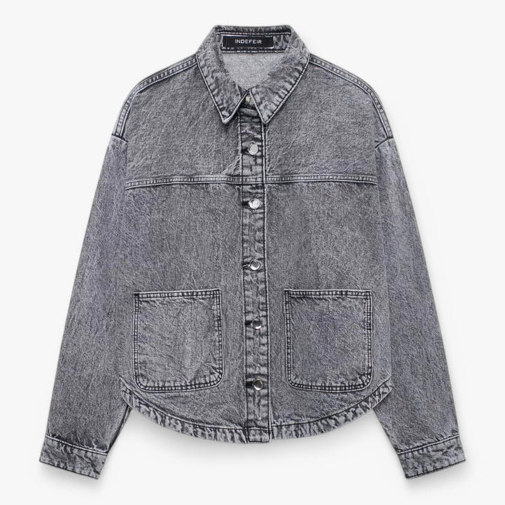 https://cdn.shopify.com/s/files/1/0575/0731/5784/files/elegant-amelie-denimjakke-til-kvinder-let-og-stilfuld-bla-nuance-lukket-syn-alsidig-til-sommermode-w-3.jpg?v=1748712586