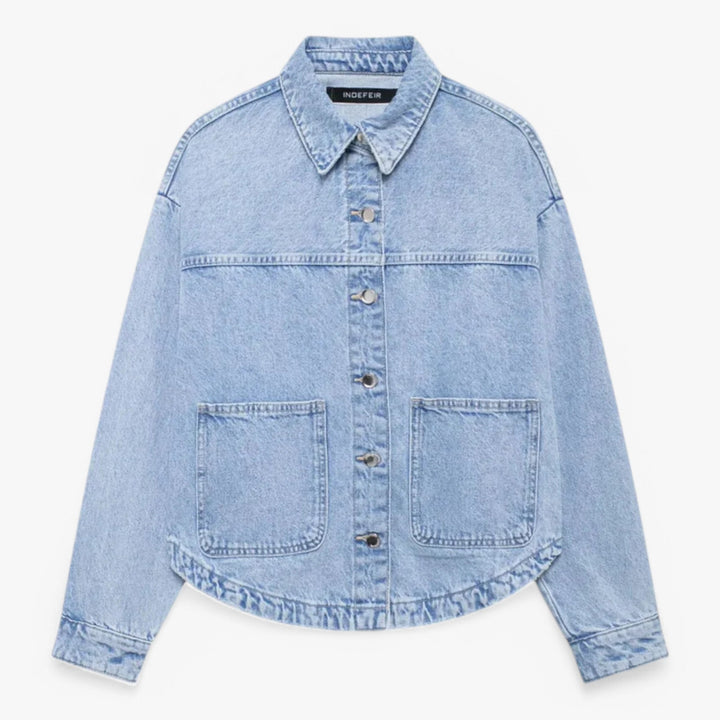 https://cdn.shopify.com/s/files/1/0575/0731/5784/files/elegant-amelie-denimjakke-til-kvinder-let-og-stilfuld-bla-nuance-lukket-syn-alsidig-til-sommermode-w-6.jpg?v=1748712592