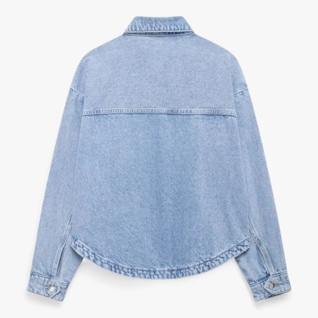 https://cdn.shopify.com/s/files/1/0575/0731/5784/files/elegant-amelie-denimjakke-til-kvinder-let-og-stilfuld-bla-nuance-lukket-syn-alsidig-til-sommermode-w-8.jpg?v=1748712596