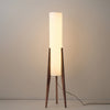 Gulvlampe i retrostil – Valnøddedesign og kunstlampe