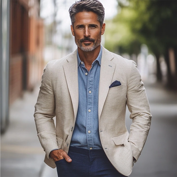 https://cdn.shopify.com/s/files/1/0575/0731/5784/files/elegant-herreblazer-i-tidlost-design-passer-til-formelle-og-uformelle-lejligheder-moderne-sort-stof--2.png?v=1748709605