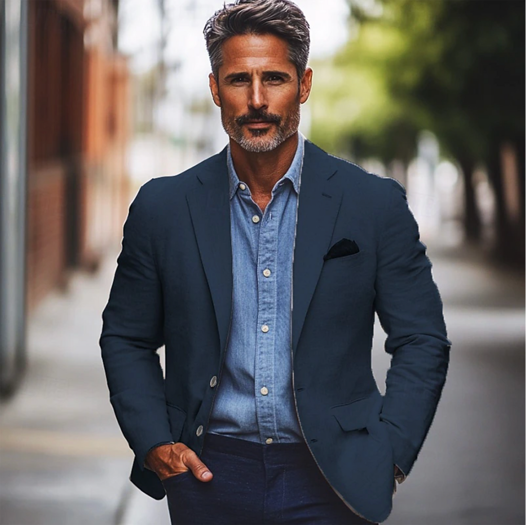 https://cdn.shopify.com/s/files/1/0575/0731/5784/files/elegant-herreblazer-i-tidlost-design-passer-til-formelle-og-uformelle-lejligheder-moderne-sort-stof--3.png?v=1748709609
