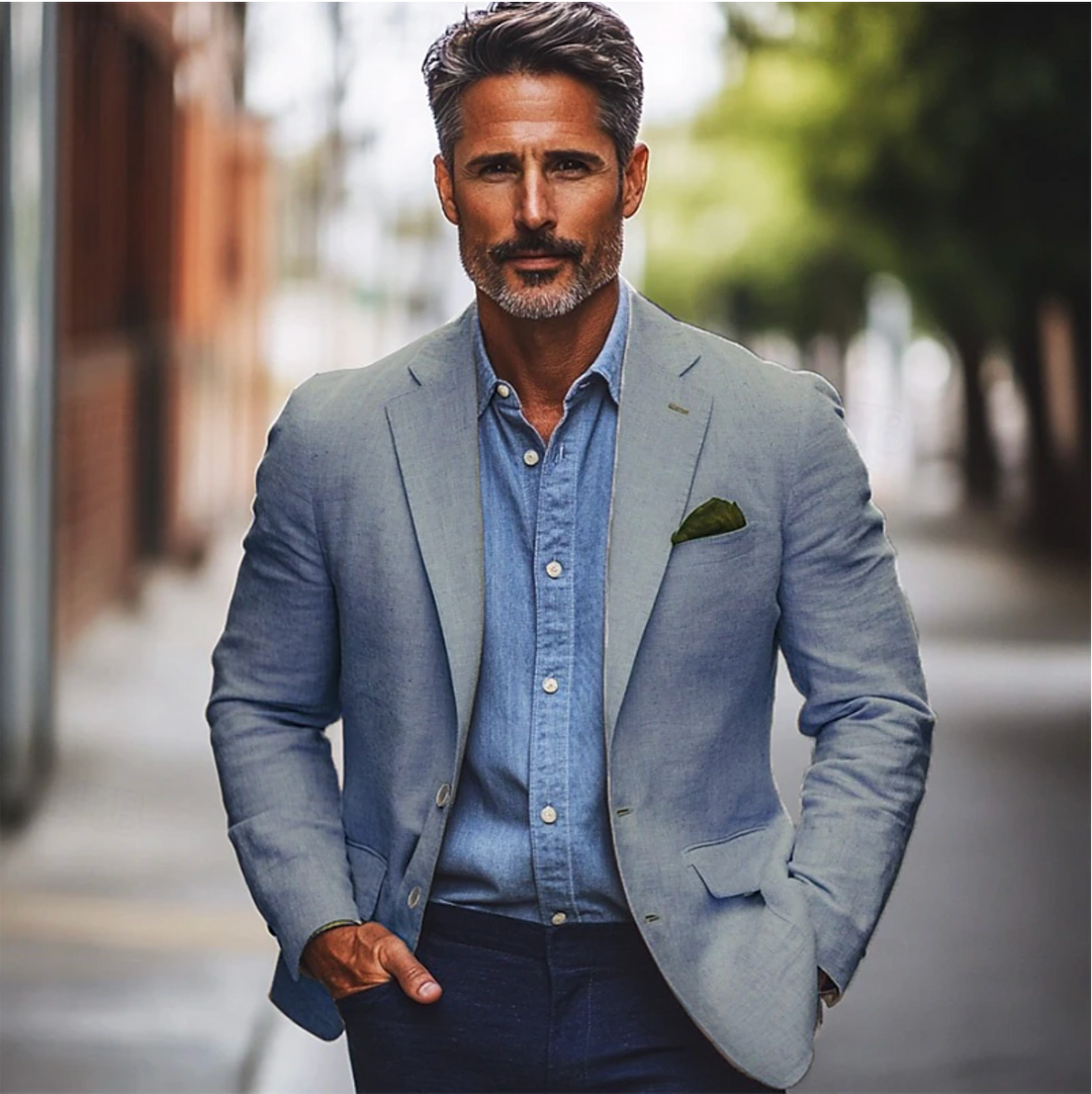https://cdn.shopify.com/s/files/1/0575/0731/5784/files/elegant-herreblazer-i-tidlost-design-passer-til-formelle-og-uformelle-lejligheder-moderne-sort-stof--4.png?v=1748709612
