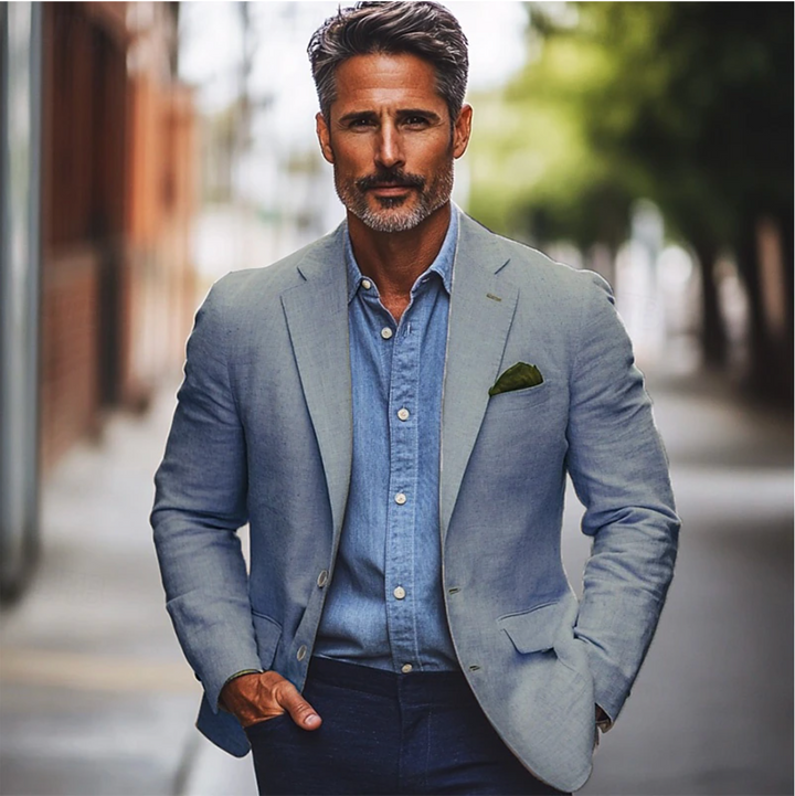 https://cdn.shopify.com/s/files/1/0575/0731/5784/files/elegant-herreblazer-i-tidlost-design-passer-til-formelle-og-uformelle-lejligheder-moderne-sort-stof--4.png?v=1748709612
