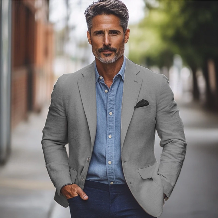 https://cdn.shopify.com/s/files/1/0575/0731/5784/files/elegant-herreblazer-i-tidlost-design-passer-til-formelle-og-uformelle-lejligheder-moderne-sort-stof--5.png?v=1748709615