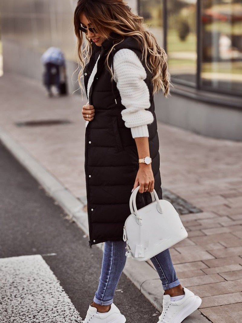 https://cdn.shopify.com/s/files/1/0575/0731/5784/files/elegant-kvindevest-i-quiltet-design-knaelang-og-aermelos-ideel-til-vinter-med-lynlas-og-sidelommer-for-2.jpg?v=1750124177