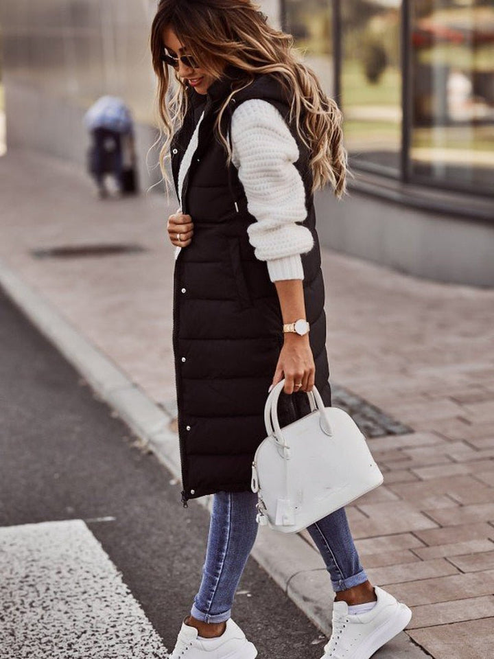 https://cdn.shopify.com/s/files/1/0575/0731/5784/files/elegant-kvindevest-i-quiltet-design-knaelang-og-aermelos-ideel-til-vinter-med-lynlas-og-sidelommer-for-2.jpg?v=1750124177