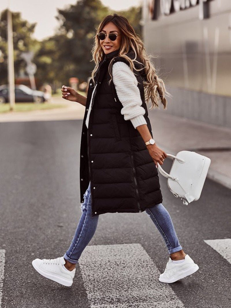 https://cdn.shopify.com/s/files/1/0575/0731/5784/files/elegant-kvindevest-i-quiltet-design-knaelang-og-aermelos-ideel-til-vinter-med-lynlas-og-sidelommer-for-3.jpg?v=1750124179