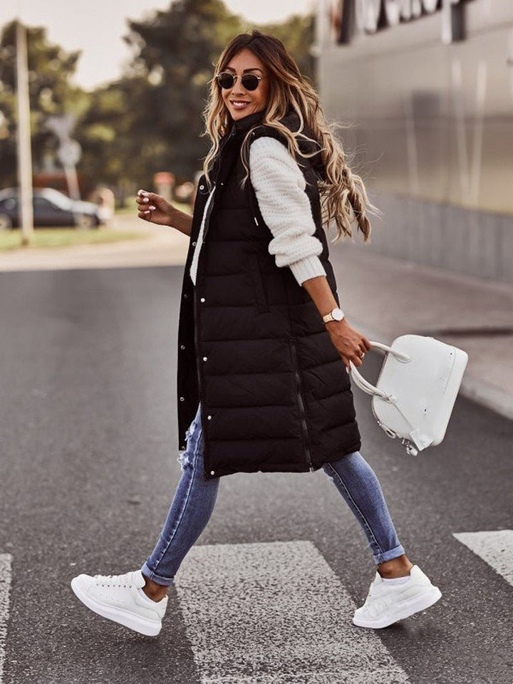 https://cdn.shopify.com/s/files/1/0575/0731/5784/files/elegant-kvindevest-i-quiltet-design-knaelang-og-aermelos-ideel-til-vinter-med-lynlas-og-sidelommer-for-3.jpg?v=1750124179