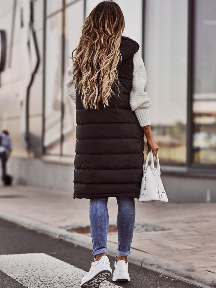 https://cdn.shopify.com/s/files/1/0575/0731/5784/files/elegant-kvindevest-i-quiltet-design-knaelang-og-aermelos-ideel-til-vinter-med-lynlas-og-sidelommer-for-4.jpg?v=1750124181