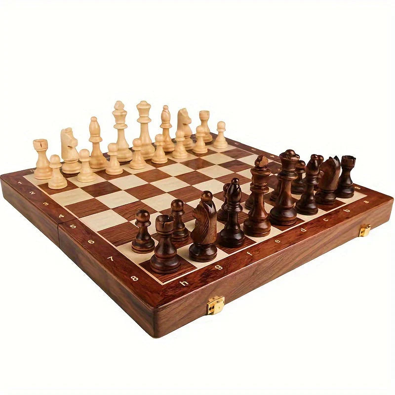 https://cdn.shopify.com/s/files/1/0575/0731/5784/files/elegant-traeskaksaet-med-ekstra-dronninger-klassisk-design-massivt-traebraet-og-brikker-ideelt-til-strat-3.webp?v=1748728285