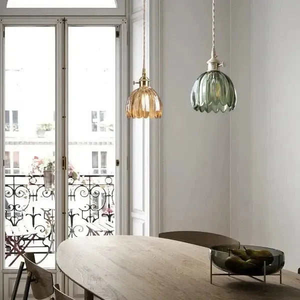Elegant pendellampe i glas i blomsterform - stemningslys