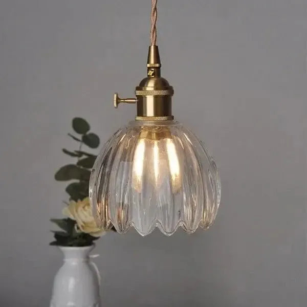Elegant pendellampe i glas i blomsterform - stemningslys