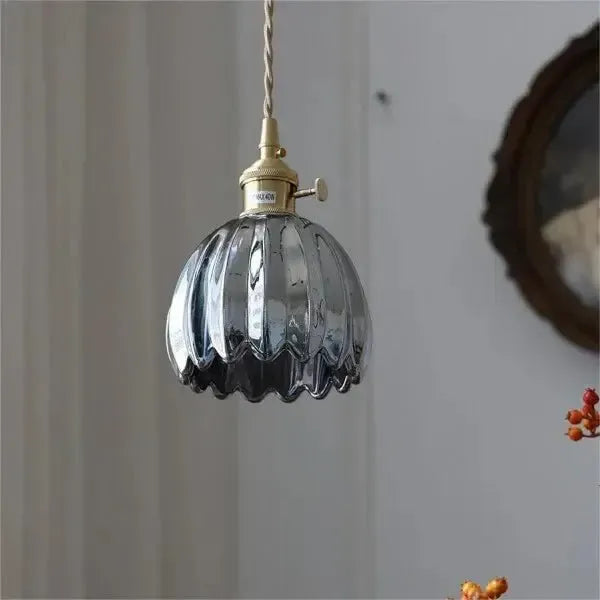 Elegant pendellampe i glas i blomsterform - stemningslys