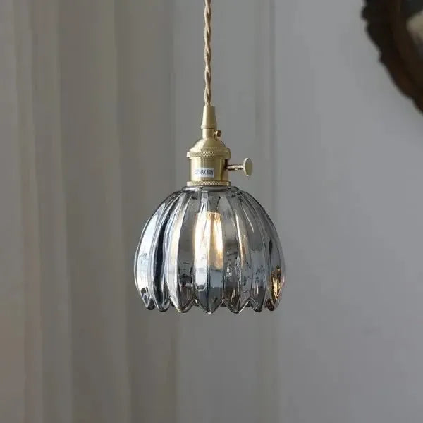 Elegant pendellampe i glas i blomsterform - stemningslys