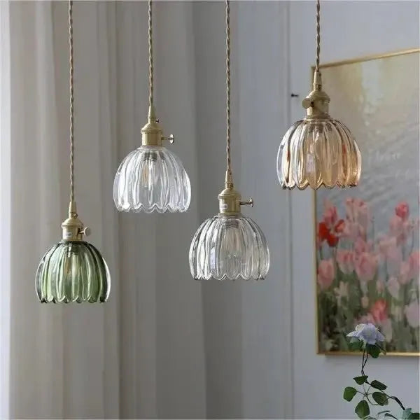 Elegant pendellampe i glas i blomsterform - stemningslys