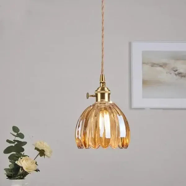 Elegant pendellampe i glas i blomsterform - stemningslys