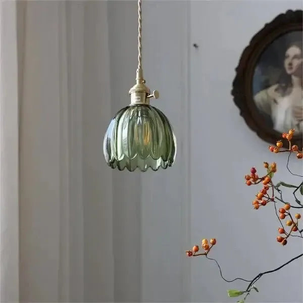 Elegant pendellampe i glas i blomsterform - stemningslys