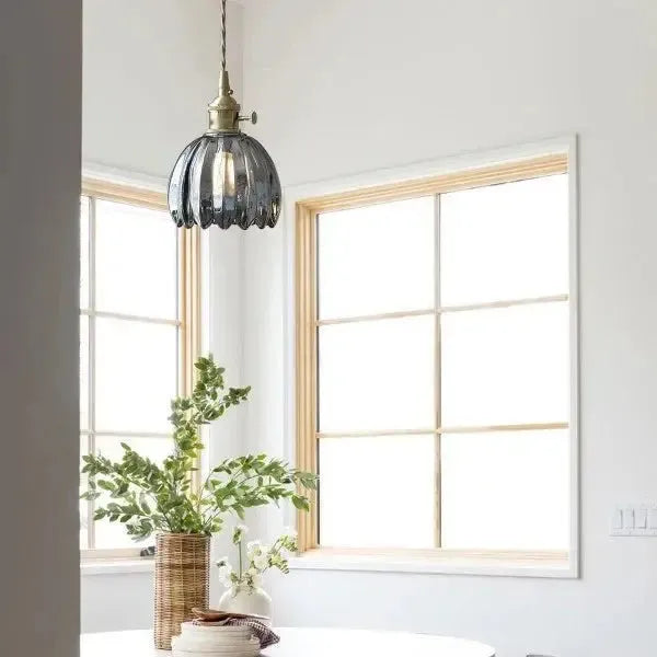 Elegant pendellampe i glas i blomsterform - stemningslys