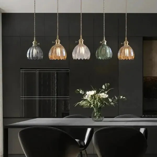 Elegant pendellampe i glas i blomsterform - stemningslys