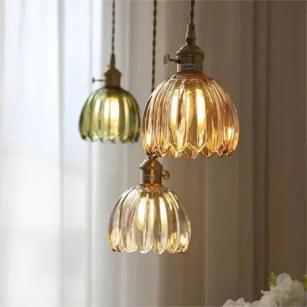 Elegant pendellampe i glas i blomsterform - stemningslys