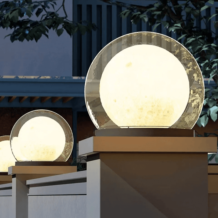 Moderne udendørslampe - Design i måneform