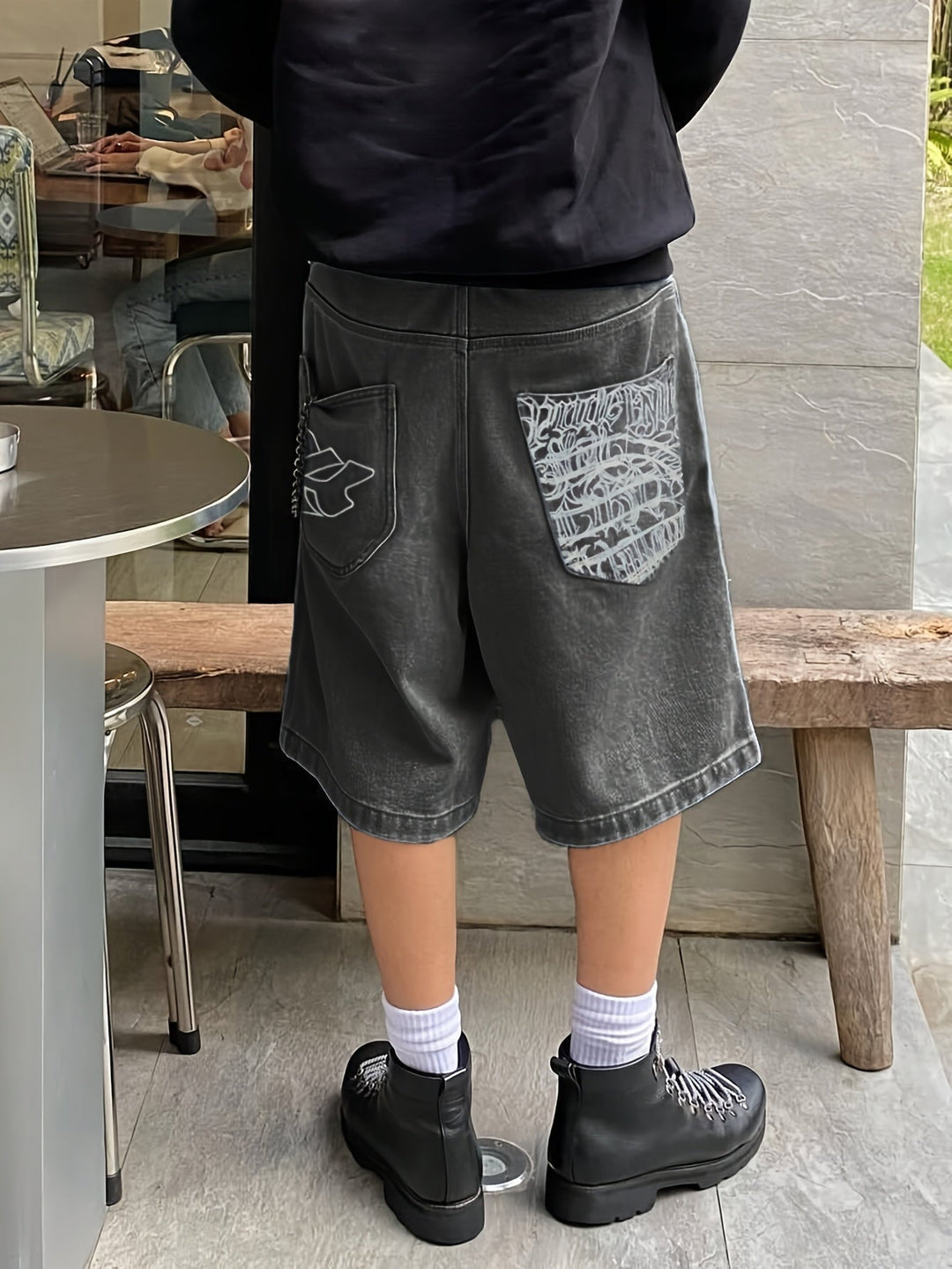 Afslappede bermudashorts i denim – løs pasform med elegant blomsterbroderi