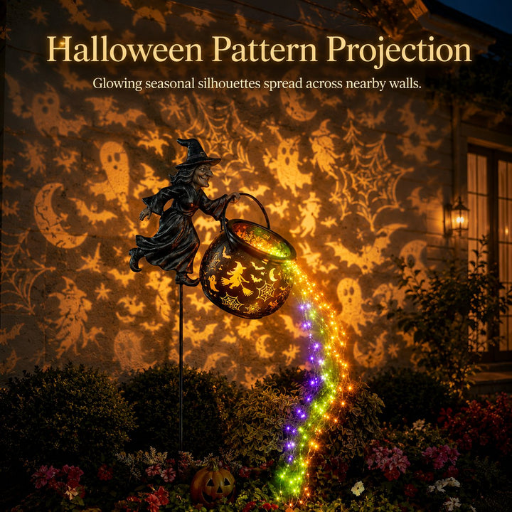 Halloween-heksekedel som havelampe med farverigt lys og uhyggelige projektioner