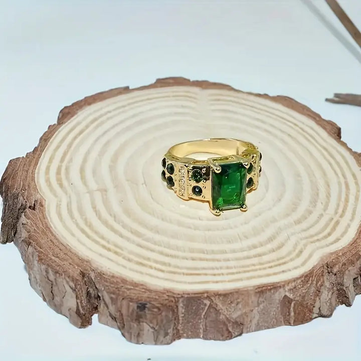 Elegant guldring med raffinerede detaljer