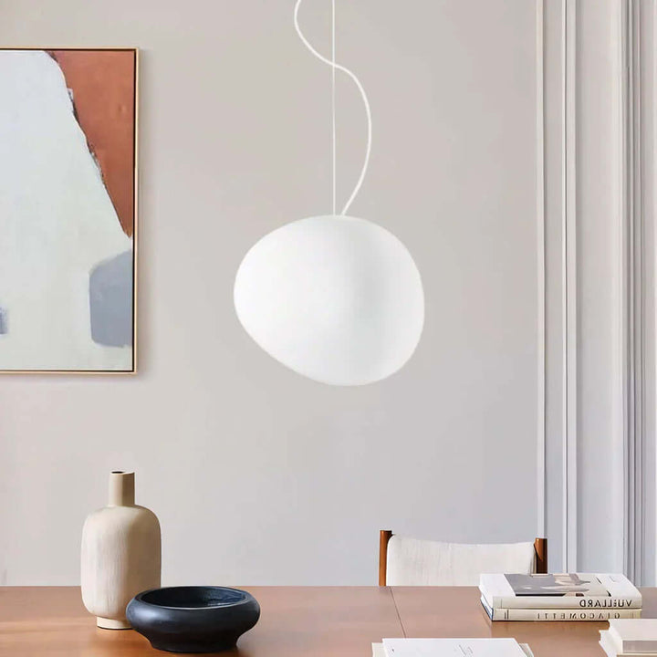 Pendellampe i hvid sten - moderne og minimalistisk
