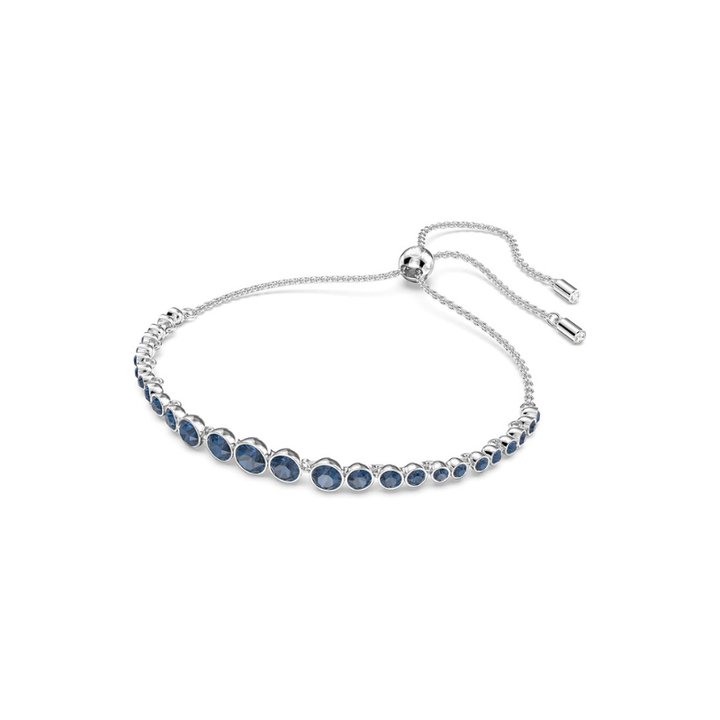 Elegant tennisarmbånd i hvidguld med slebet safir