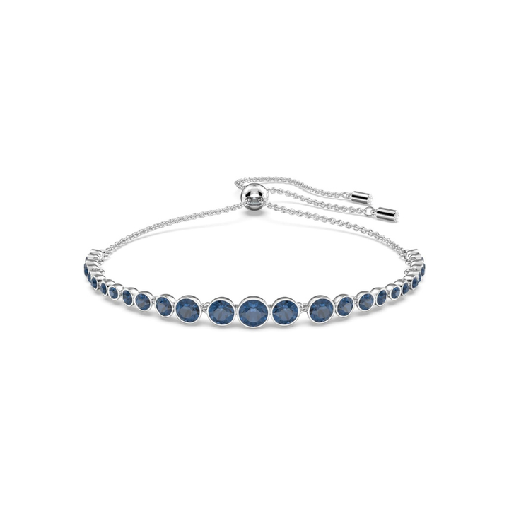 Elegant tennisarmbånd i hvidguld med slebet safir