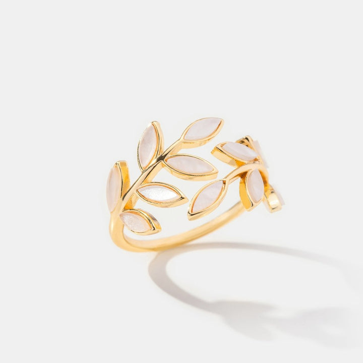 Rolig guldring med delikate blade