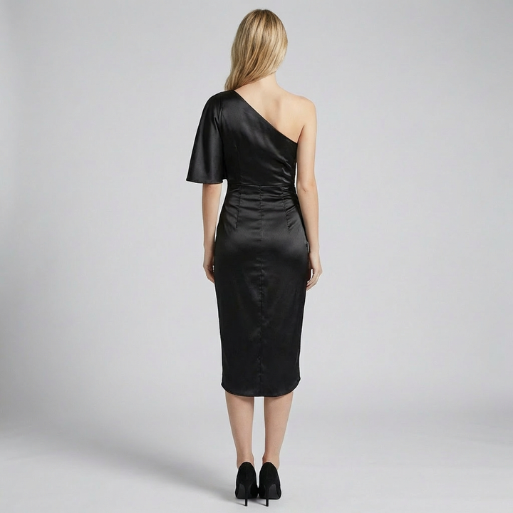 Midikjole i satin med en-skulder-design og elegante flæser