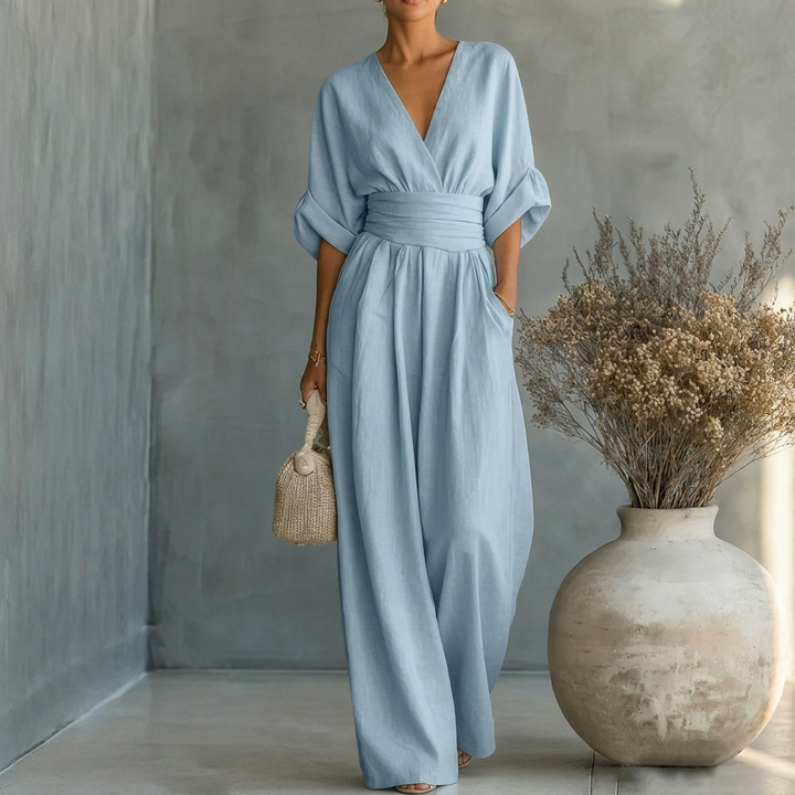 Figursmigrende jumpsuit med V-udskæring