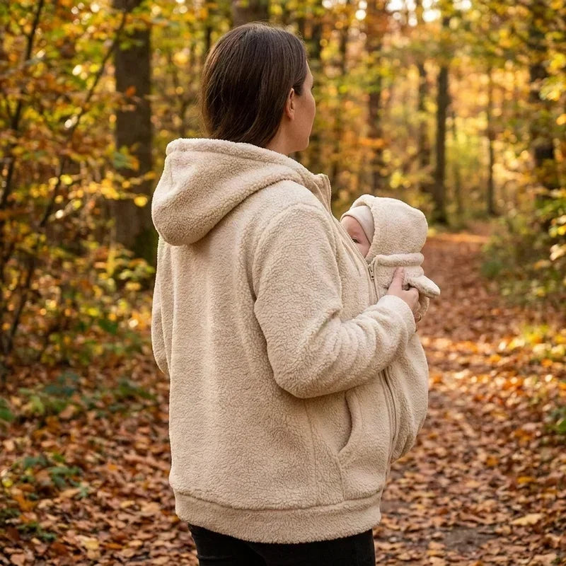 Blød fleece-hoodie til babybæring med forlomme