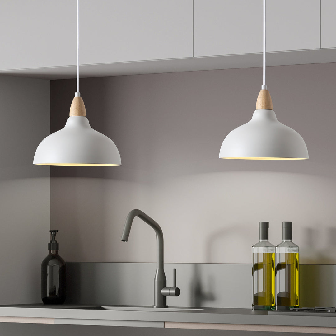 https://cdn.shopify.com/s/files/1/0575/0731/5784/files/hvid-pendel-o24-med-matte-traedetaljer-stilrent-design-til-moderne-interior-ideel-til-stue-og-kokken--2.jpg?v=1750121059