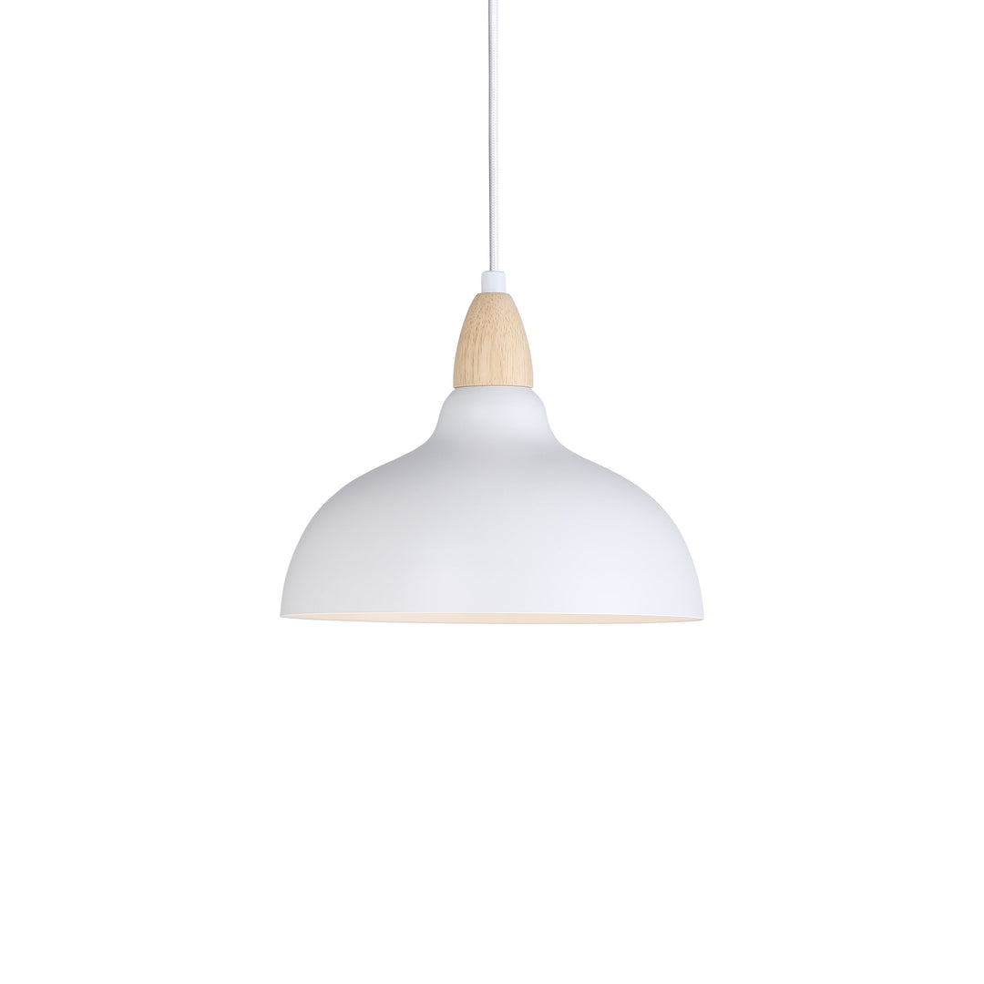 https://cdn.shopify.com/s/files/1/0575/0731/5784/files/hvid-pendel-o24-med-matte-traedetaljer-stilrent-design-til-moderne-interior-ideel-til-stue-og-kokken--3.jpg?v=1750121062