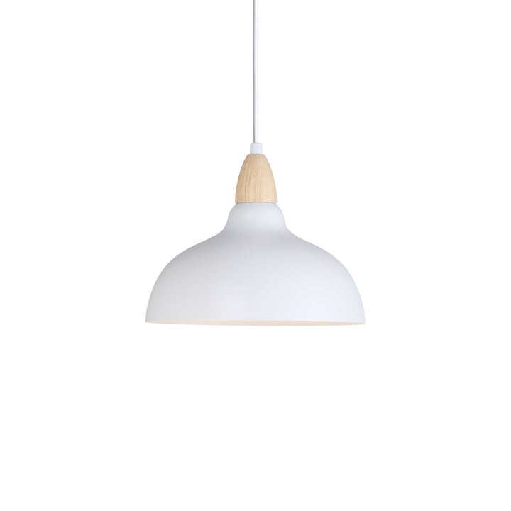 https://cdn.shopify.com/s/files/1/0575/0731/5784/files/hvid-pendel-o24-med-matte-traedetaljer-stilrent-design-til-moderne-interior-ideel-til-stue-og-kokken--4.jpg?v=1750121064
