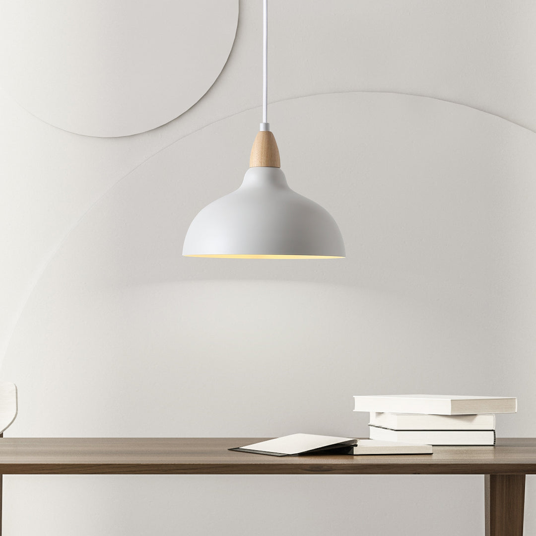 https://cdn.shopify.com/s/files/1/0575/0731/5784/files/hvid-pendel-o24-med-matte-traedetaljer-stilrent-design-til-moderne-interior-ideel-til-stue-og-kokken--5.jpg?v=1750121066